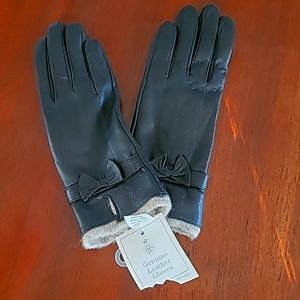 Black leather lined women's gloves, size small, NWT